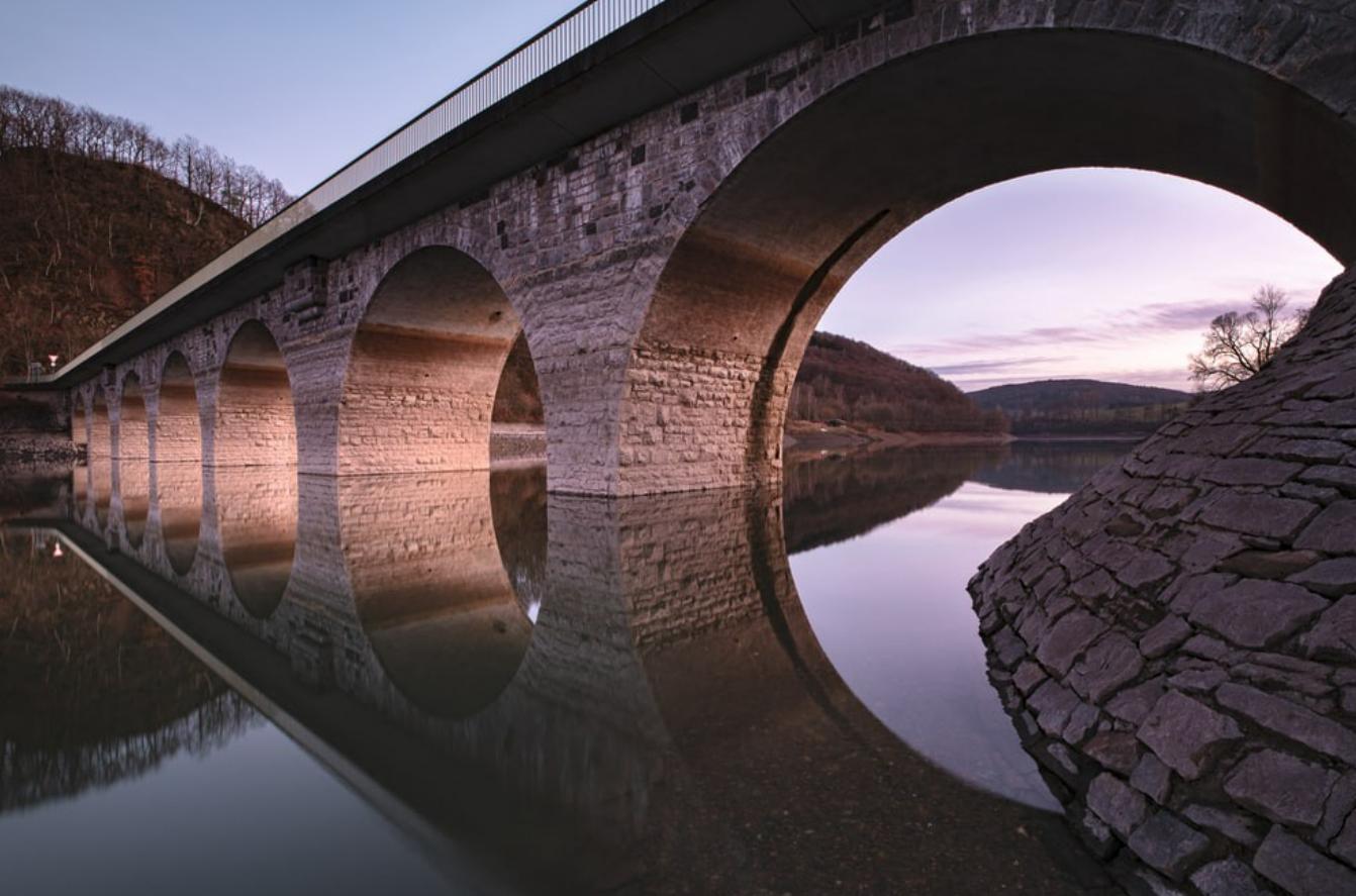 CosmosとPolkadotのクロスチェーンは同じことですか？具体的な方案にはどのような違いがありますか？