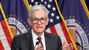 트럼프의 얼굴에 한 대! 파웰은 금리를 급히 인하할 필요가 없다고 재확인하며, 경제는 여전히 좋고 불확실성이 매우 높다고 말하며 관세 때문에 선제적으로 행동하는 것을 거부했다