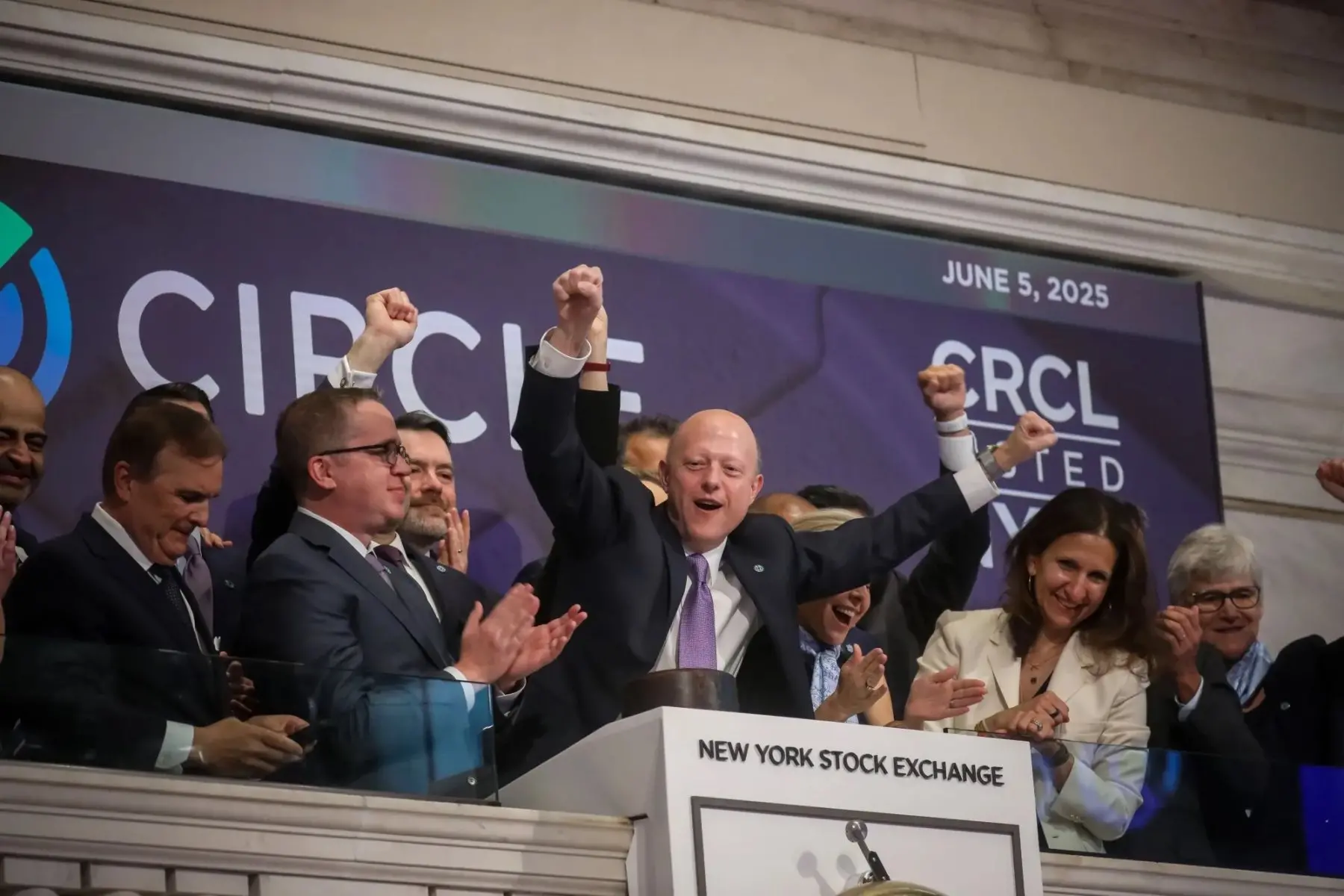 암호화 규제의 외로운 전사: Circle CEO가 테더의 포위와 금리 하락의 이중 압박을 어떻게 돌파했는가?