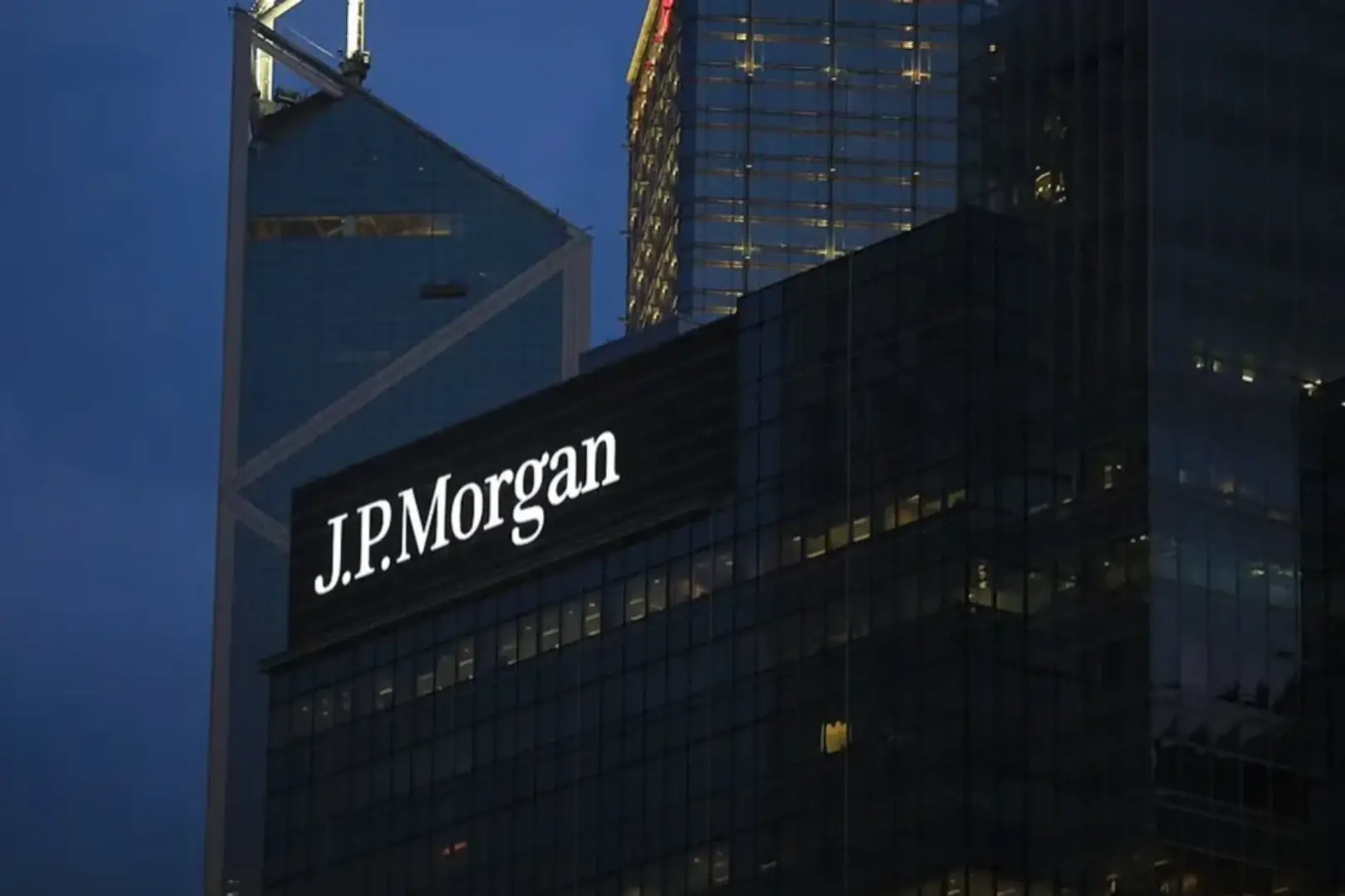 摩根大通倒戈華爾街：囤積白銀，卡位黃金，做空美元信用